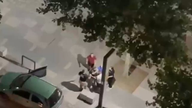 Sherr me grushte dhe sende të forta mes një grupi personash në
