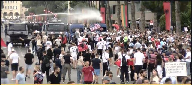 Protesta m&euml; e madhe n&euml; Tiran&euml;! Qytetar&euml;t &ccedil;ajn&euml;