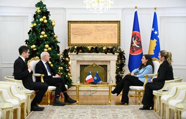 Vjosa Osmani receives the French ambassador, asks for the lifting of EU measures