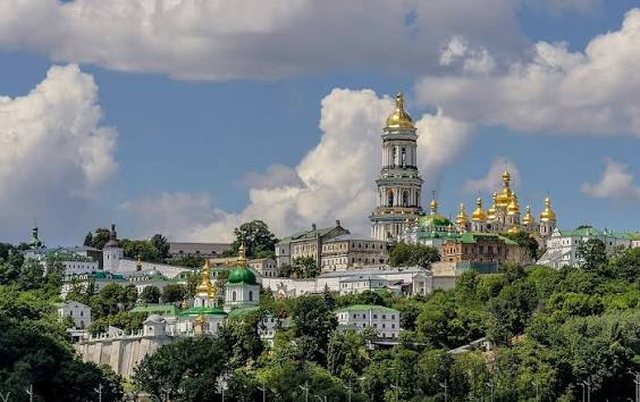 Rusia godet Kievin, humbin jetën 9 persona, dëmtohet manastiri i