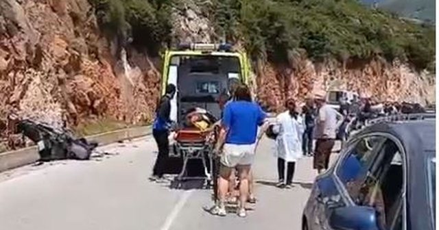 Makina përplas motorin në Himarë, plagoset çifti, gruaja