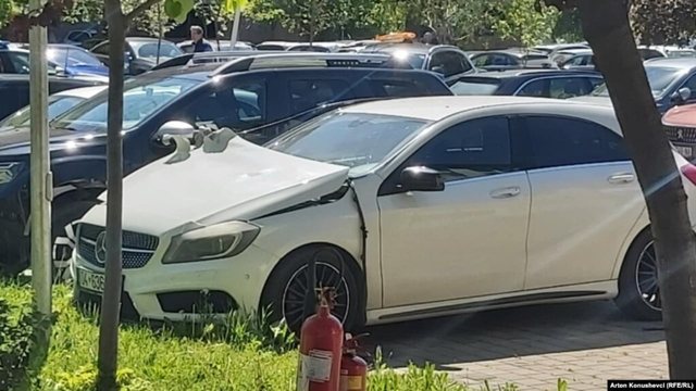 E parkuar pranë administratës qendrore, shpërthen makina e
