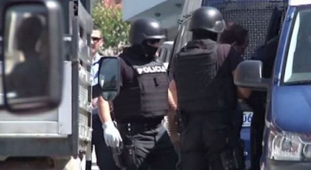 Policia zbarkon në Shkozet të Durrësit, disa të arrestuar