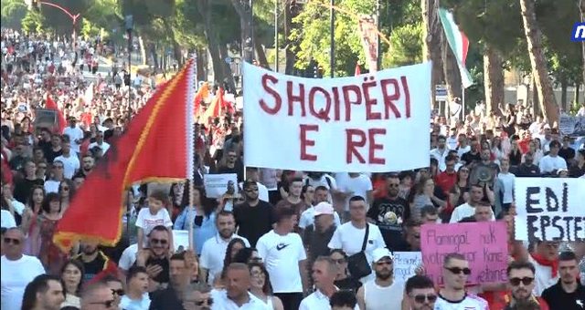 Day 8 of the protest, the Boulevard is full. "New Albania"! Protesters
