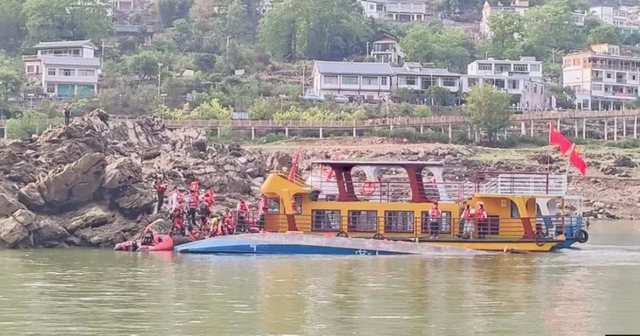 Përmbyset varka turistike në Kinë, të paktën 10 viktima