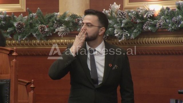 Mes tymit dhe kaosit, Endri Shabani betohet si Avokat i Popullit! Falenderon PS