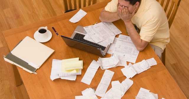 Eurostat: 35% e shqiptar&euml;ve nuk p&euml;rballojn&euml; qirat&euml;, faturat,