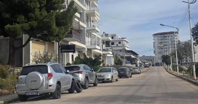 E pazakontë në Sarandë/ Shpohen gomat e disa automjeteve