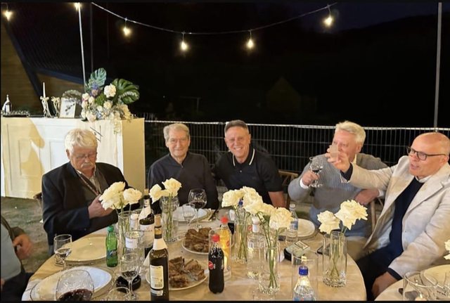 Përse Berisha dhe dhëndri i tij janë ulur në gjunjë