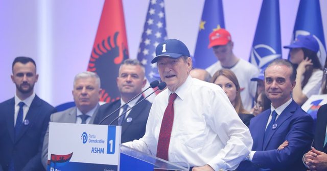 Berisha në Fier: Ne shpallim solemnisht sot se në Shqipëri