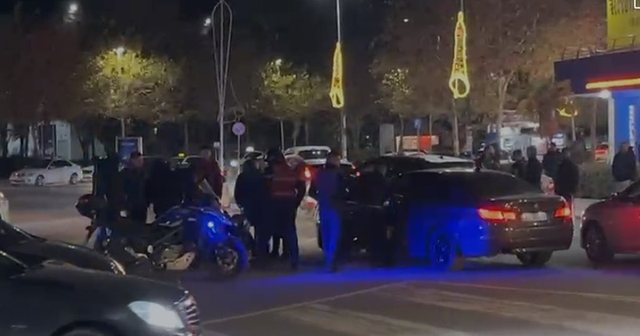 Aksident në Vlorë, automjeti përplas qytetarin që po