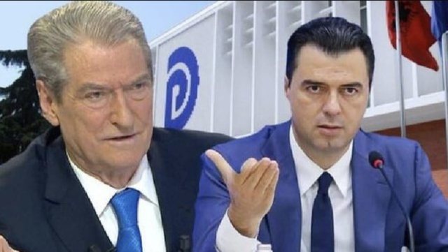 E djathta mes pasqyrës së Berishës dhe Bashës!