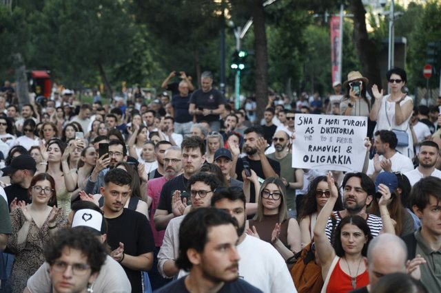 &ldquo;Rama dhe Berisha n&euml; burg&rdquo;/ protestuesit shp&euml;rthejn&euml;