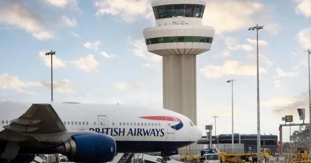 Avioni merr flakë në Londër, pasi piloti ngatërroi të