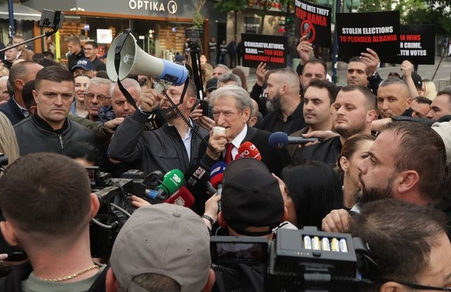 “Rama qëndron në pushtet mbi krimin elektoral”/ Berisha i