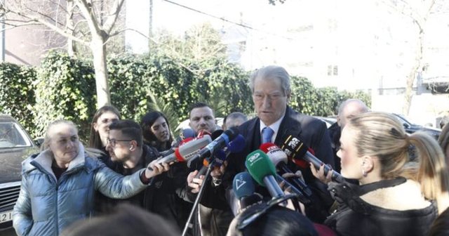 PS diskuton ndryshimet e ligjit për Ballukun, Berisha paraqitet në