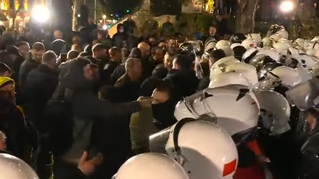 Clashes also at Parliament/ Protesters attempt to break the police cordon, set