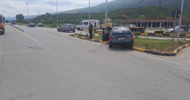 Përplasen dy makina në afërsi të Urës së