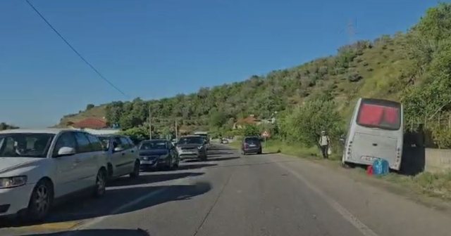 Automjeti përpl*set me autobusin në aksin Elbasan–Peqin, disa