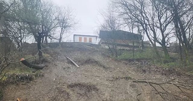 Rr&euml;shqitja e dherave izolon lagjen &ldquo;Pllak&euml;&rdquo; n&euml;