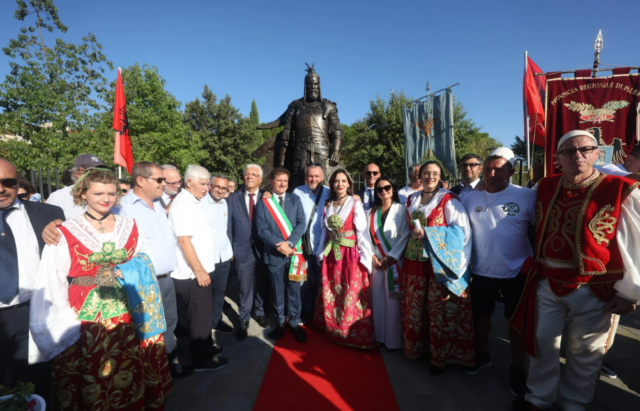 Kujt i përket koka e madhe prej betoni në qendër të