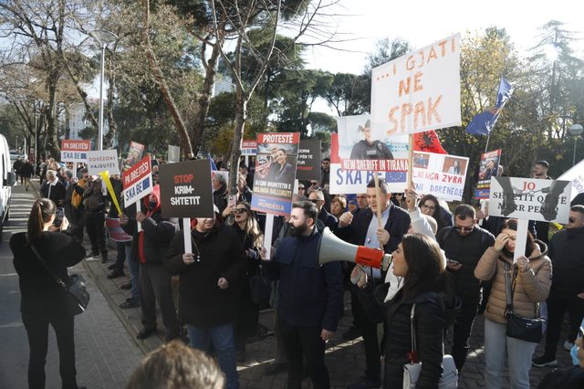 &ldquo;Dil nga zyra dhe jep dor&euml;heqjen"/ Me pankarta e tymuese,