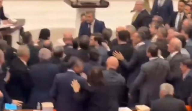 Kaos n&euml; parlamentin turk/ Deputet&euml;t e ​Erdogan dhe t&euml;