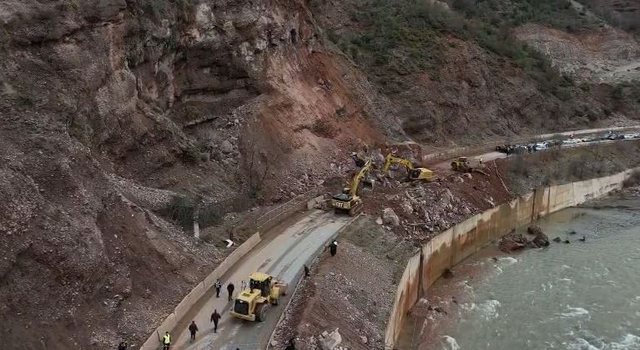 Bllokimi i aksit Librazhd-Prrenjas! Fadromat hedhin dherat dhe