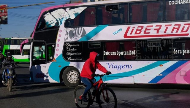 Tragjedi n&euml; Bolivi, autobusi bie nga shk&euml;mbi, humbin jet&euml;n 14
