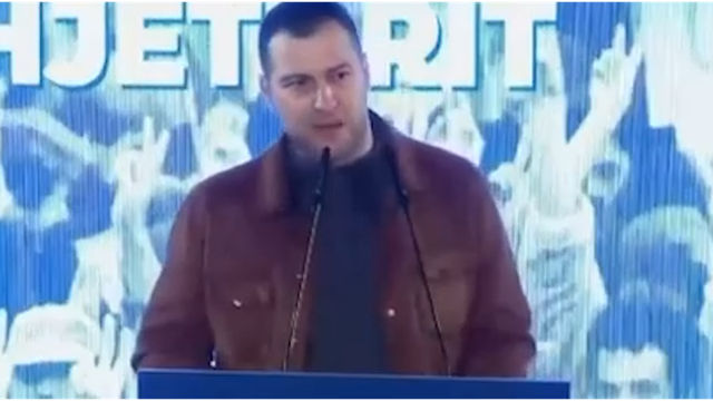 Lodhet kot Salianji me shokë, i riu në foltoren para