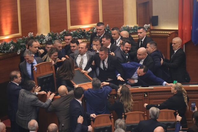 CNN: Sken&euml; kaotike n&euml; Parlamentin e Shqip&euml;ris&euml;!