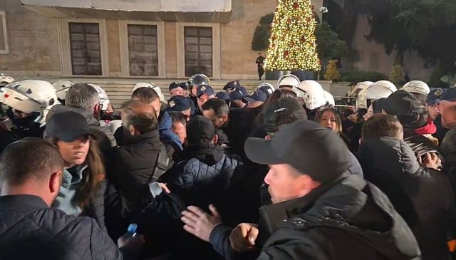 &ldquo;Ikni se ka Foltore Berisha&rdquo;/  Policia dhunon dhe largon me