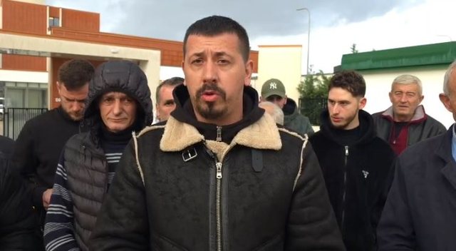 Shoq&euml;rimi i protestuesve/ &ldquo;Po na marrin tokat padrejt&euml;sisht dhe