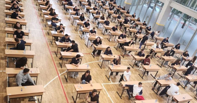 P&euml;rmbyllen sot Provimet e Matur&euml;s, maturant&euml;t testohen n&euml;
