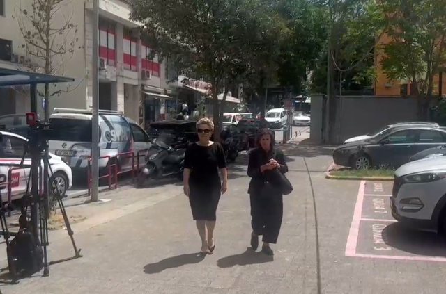 Kryemadhi paraqitet në SPAK, batuta me gazetarët për veshjen me