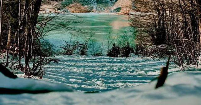 Liqeni në Fushë Studën në Librazhd, i veshur me petkun e