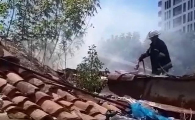 Banesa përfshihet nga flakët në Elbasan, panik te banorët e