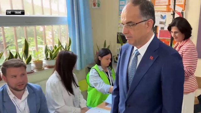 Presidenti Begaj voton në shkollën “Kongresi i