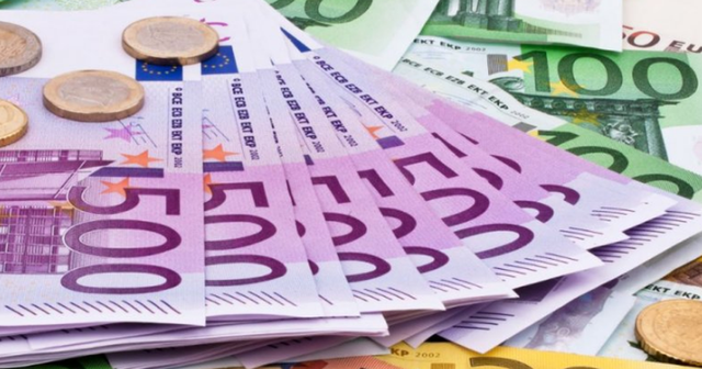 K&euml;mbimi  valutor/ Ja me sa po blihen dhe shiten dollari dhe euro