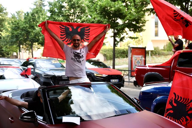 Tirana vishet kuq e zi pak momente para protest&euml;s mbar&euml;komb&euml;tare