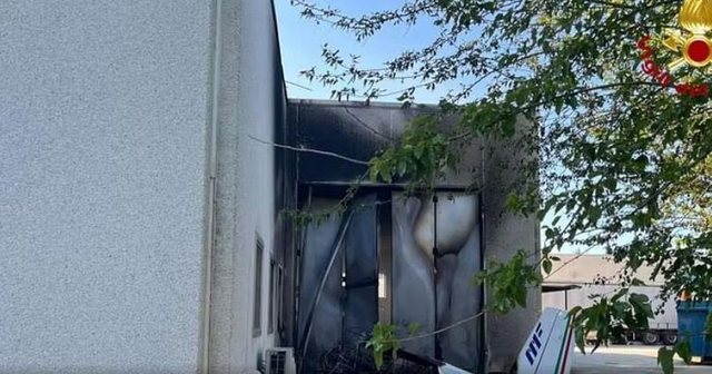 Avioni i vogël rrëzohet në Itali, përfundon në depon e