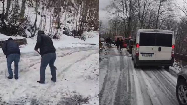 Bora bllokon rrugën e Thethit, automjetet ngecin në rrugë