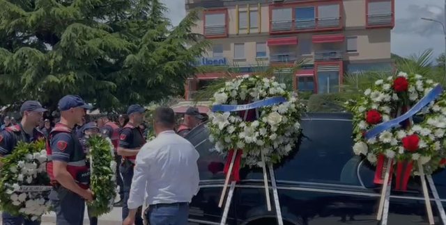 U vra n&euml; krye t&euml; detyr&euml;s/ Mes lot&euml;sh dhe duartrokitjesh,