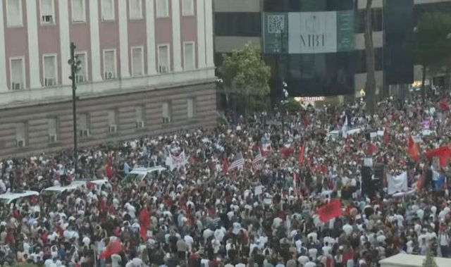 Diaspora mban fjalim para Kryeministrisë/Studenti: Na kanë mbyllur