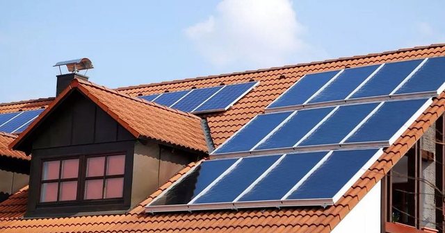 Po vendoste disa panele diellore, bie n&euml; kontakt me rrym&euml;n elektrike,