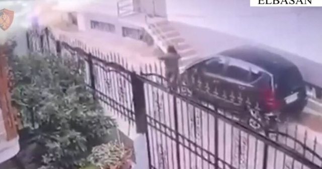 VIDEO/ Grabiti të moshuarën në mes të rrugës,