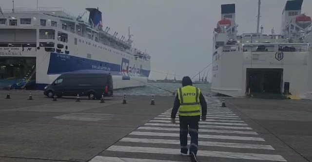 Moti i keq, shtyhen lundrimet nga Durr&euml;si drejt Barit