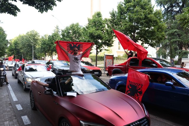 Tirana vishet kuq e zi pak momente para protest&euml;s mbar&euml;komb&euml;tare
