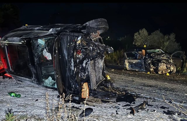 FOTO/ Makinat totalisht të shkatërruara nga përplasja fatale,