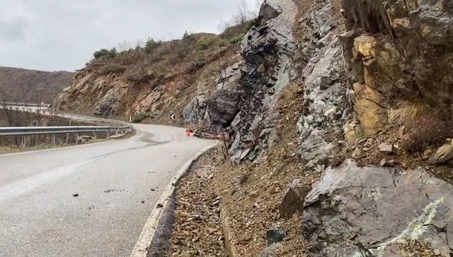 Rruga e vjet&euml;r e Kuk&euml;sit n&euml; gjendje t&euml; degraduar,